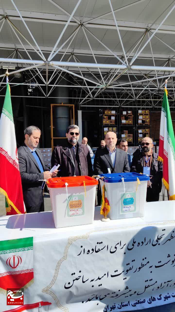 حضور وزیر و معاونین وزارتخانه صمت و مسئولین سازمان بسیج مهندسین صنعت و معدن و سازمان بسیج کارگری و کارخانجات در صندوق‌های اخذ رای شهرک صنعتی شمس آباد