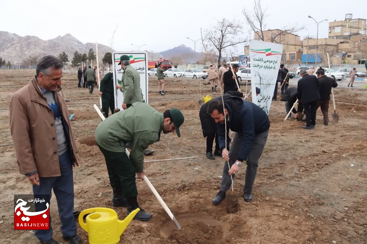 غرس ۲ هزار اصله نهال در لشکر عملیاتی پنج نصر/ تاکنون بیش از ۲۵ هزار نهال در اماکن سپاه استان خراسان رضوی کاشت شده است+تصاویر