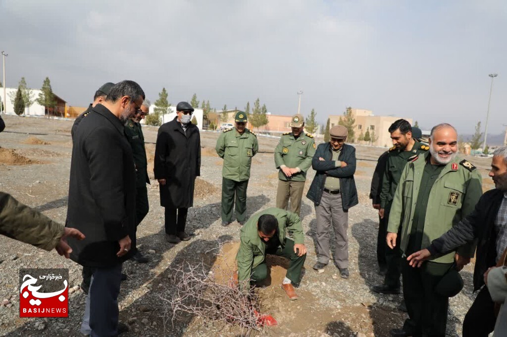 کاشت ۱۳۰۰ اصله نهال در ستاد سپاه انصارالرضا(ع) همزمان با روز درختکاری کاشت ۱۳۰۰ اصله نهال در ستاد سپاه انصارالرضا(ع) همزمان با روز درختکاری