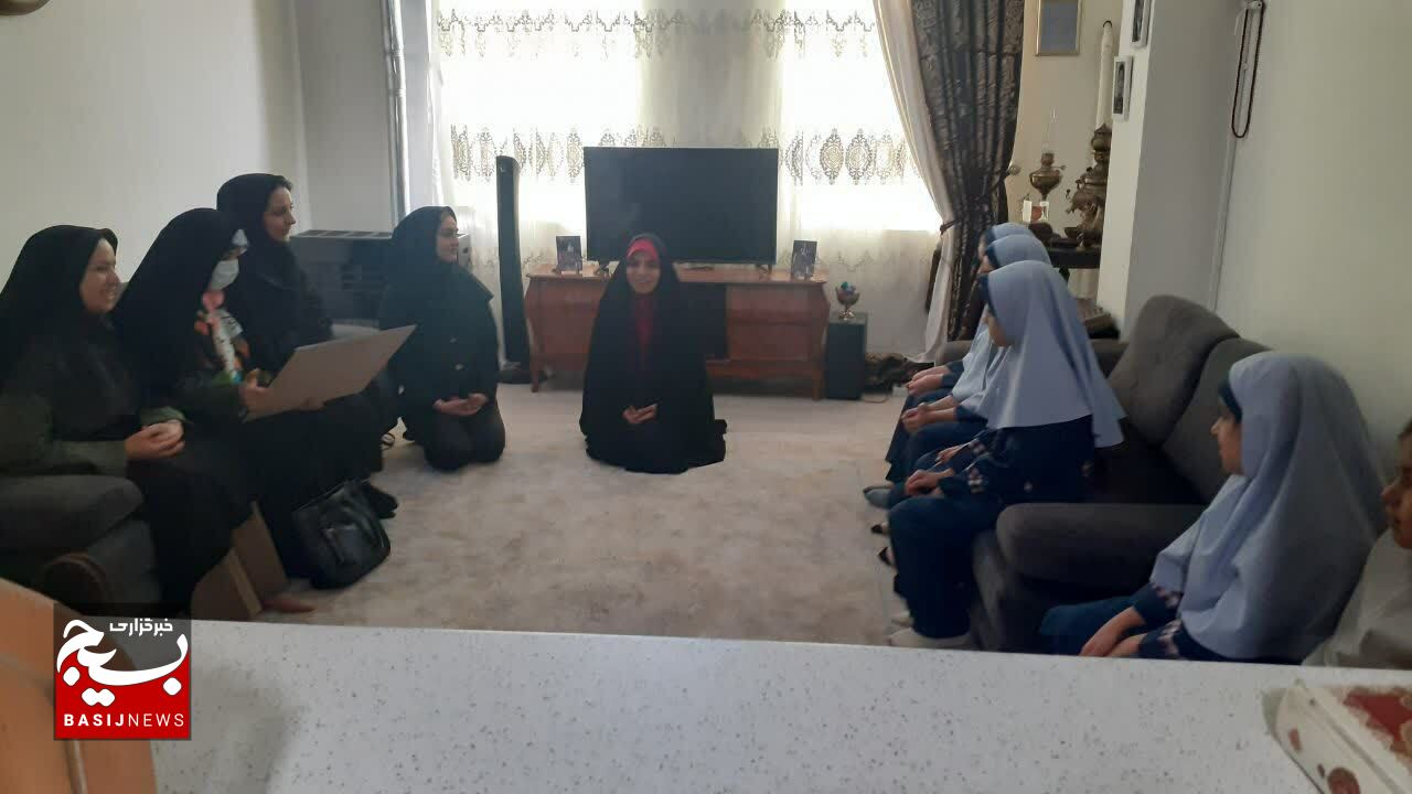 دیدار دانش آموزان مدرسه شادروان کرمی با خانواده شهید عزیزی دیدار دانش آموزان مدرسه شادروان کرمی با خانواده شهید عزیزی