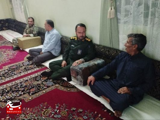 دیدار فرمانده ناحیه عسلویه با رزمنده و آزاده سرفراز علی تمیم دیدار فرمانده ناحیه عسلویه با رزمنده و آزاده سرفراز علی تمیم