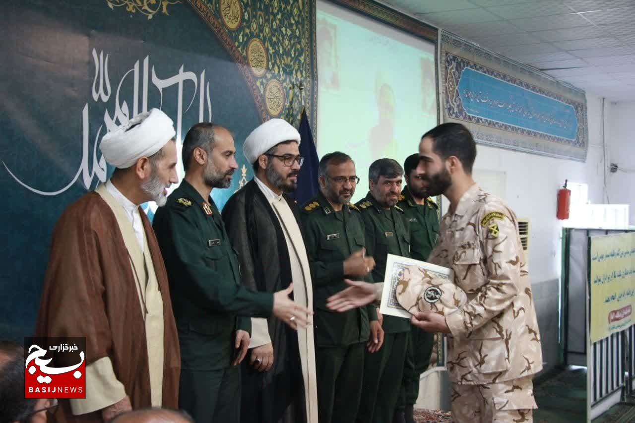 مربیان عقیدتی و هادیان سیاسی لشکر عملیاتی ۱۷ امام علی بن ابی طالب(ع) قم تجلیل شدند مربیان عقیدتی و هادیان سیاسی لشکر عملیاتی ۱۷ امام علی بن ابی طالب(ع) قم تجلیل شدند