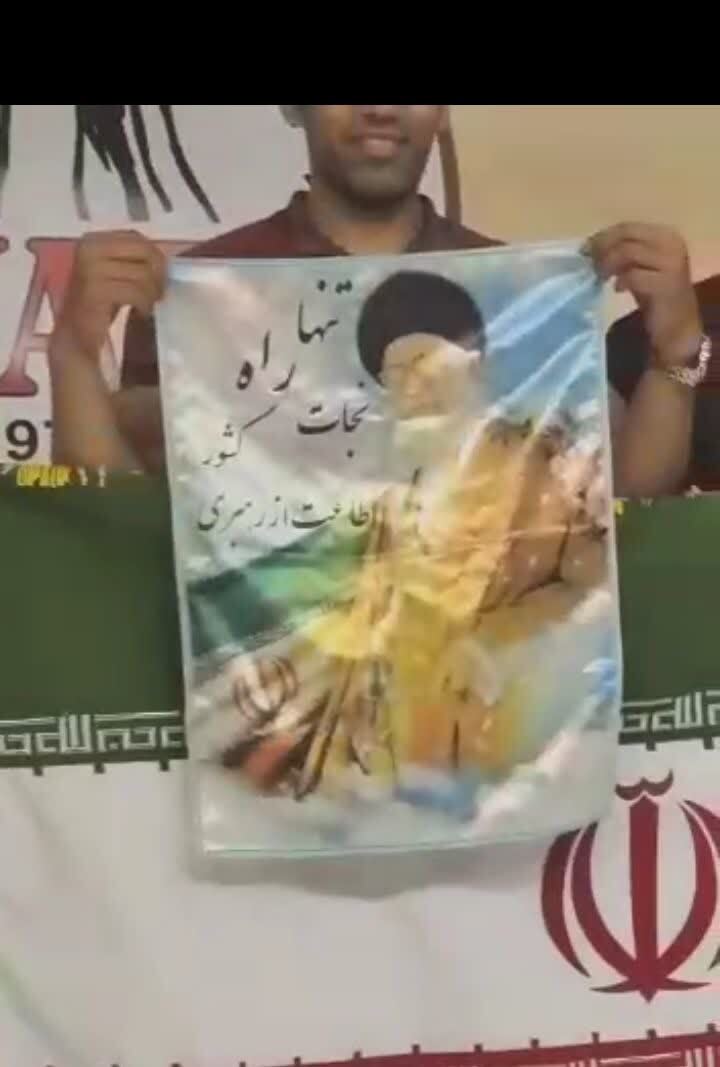 ملی پوش کردستانی با در دست گرفتن عکس مقام معظم رهبری برروی سکو رفت