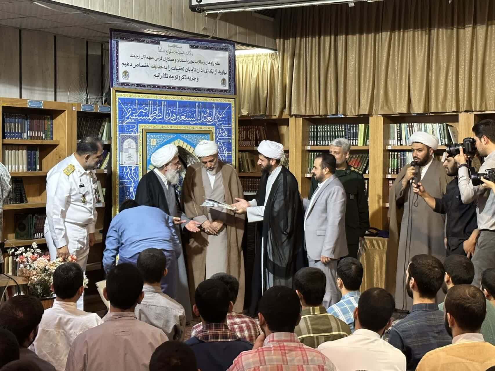 حضور امیر دریادار شهرام ایرانی در جمع اساتید، طلاب و روحانیون بسیجی مدرسه علمیه دارالسلام حضور امیر دریادار شهرام ایرانی در جمع اساتید، طلاب و روحانیون بسیجی مدرسه علمیه دارالسلام