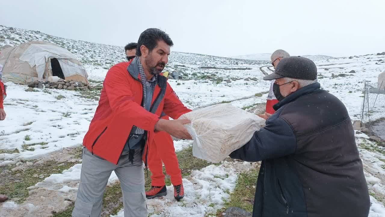 عشایر درگیر برف در اهر و سراب اسکان اضطراری یافتند