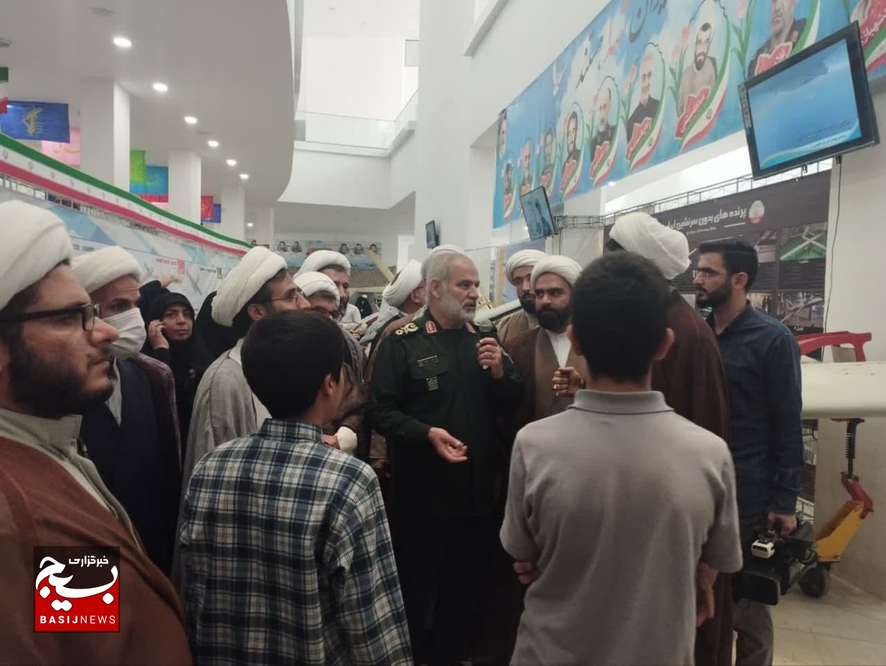 بازدید طلاب و اساتید حوزه علمیه قم از نمایشگاه«آسمان اقتدار»
