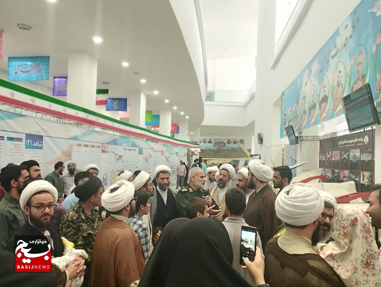 بازدید طلاب و اساتید حوزه علمیه قم از نمایشگاه«آسمان اقتدار»