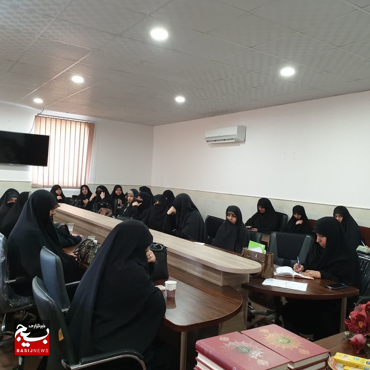 جلسه توجیهی طرح حجاب و عفاف در ناحیه مقاومت امام حسین(ع)قم جلسه توجیهی طرح حجاب و عفاف در ناحیه مقاومت امام حسین(ع)قم