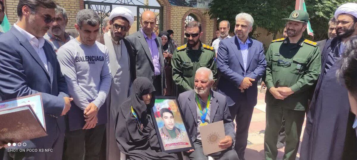 اهدا یک مدال طلا و دو برنز به پدر و مادر شهید توسط قهرمان بسیجی شهرستان البرز  

 