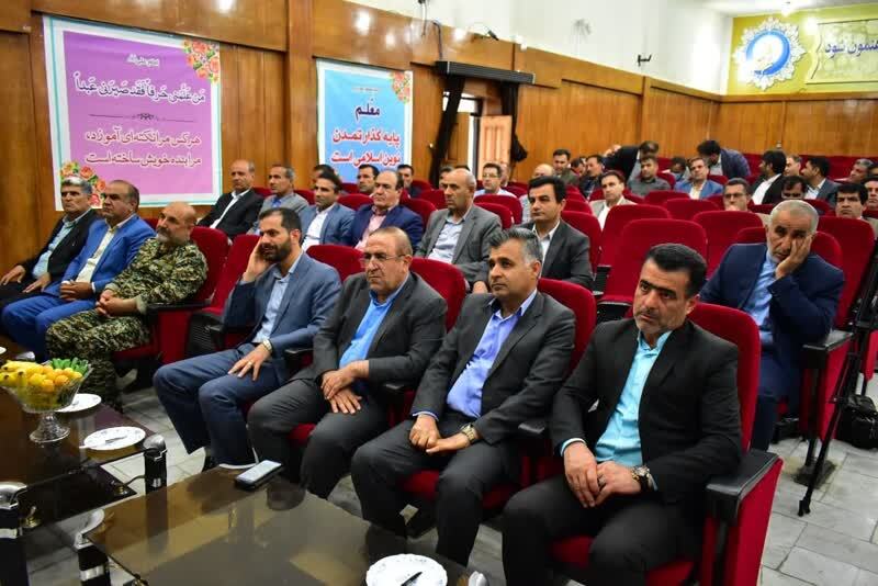 مدیرکل آموزش وپرورش کهگیلویه وبویراحمد: سوم خرداد اوج خداباوری وخلوص امام راحل بود/ جانبازان شاغل در آموزش وپرورش استان تجلیل شدند