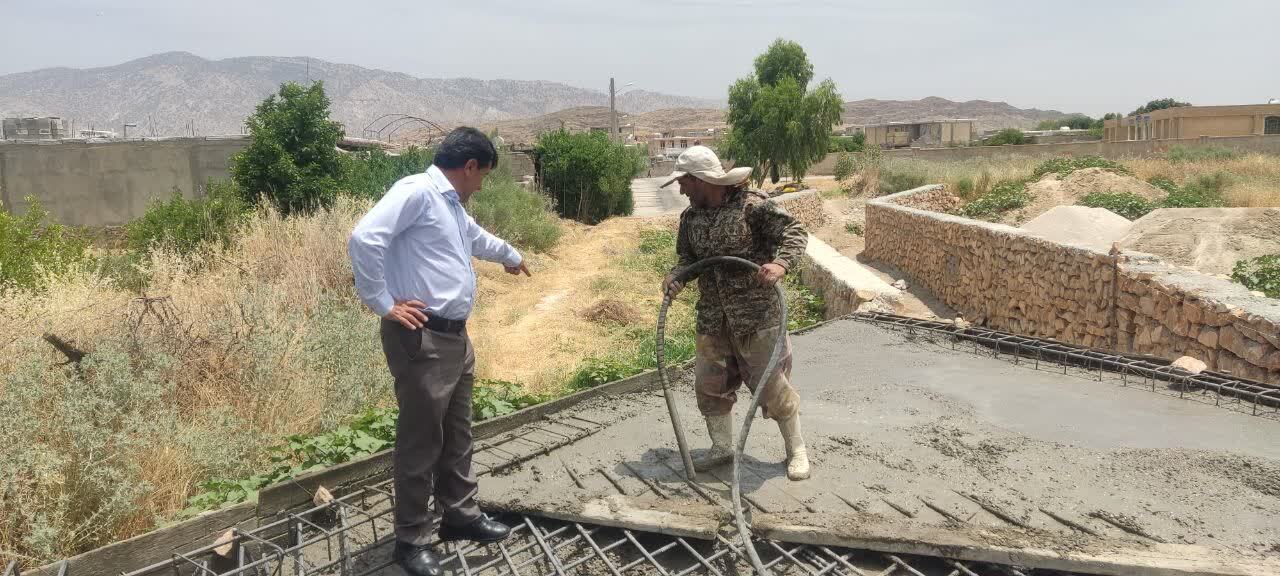 احداث کانال و پل ارتباطی گلزار شهدای روستای راک توسط بسیج عمران سپاه فتح/ جاده بین مزارع لگین هم آماده آسفالت شد