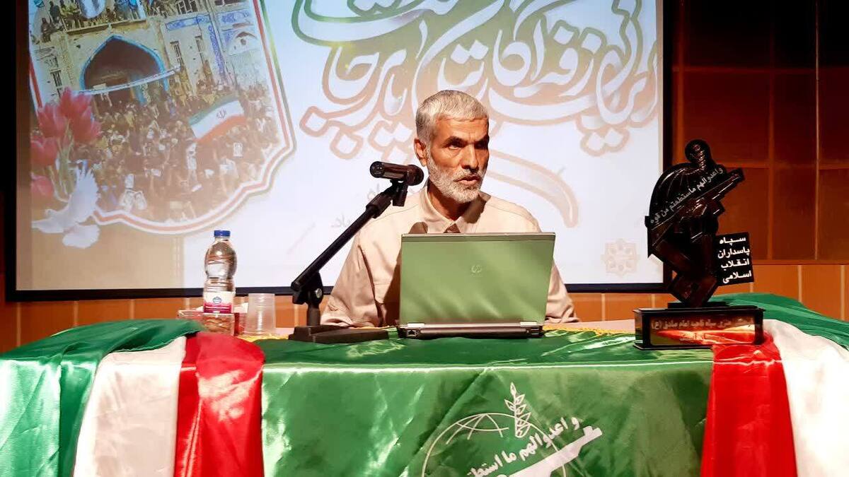 جوانان باید مراقب باشند جنگ را تحریف نکنند و به انحراف نبرند.