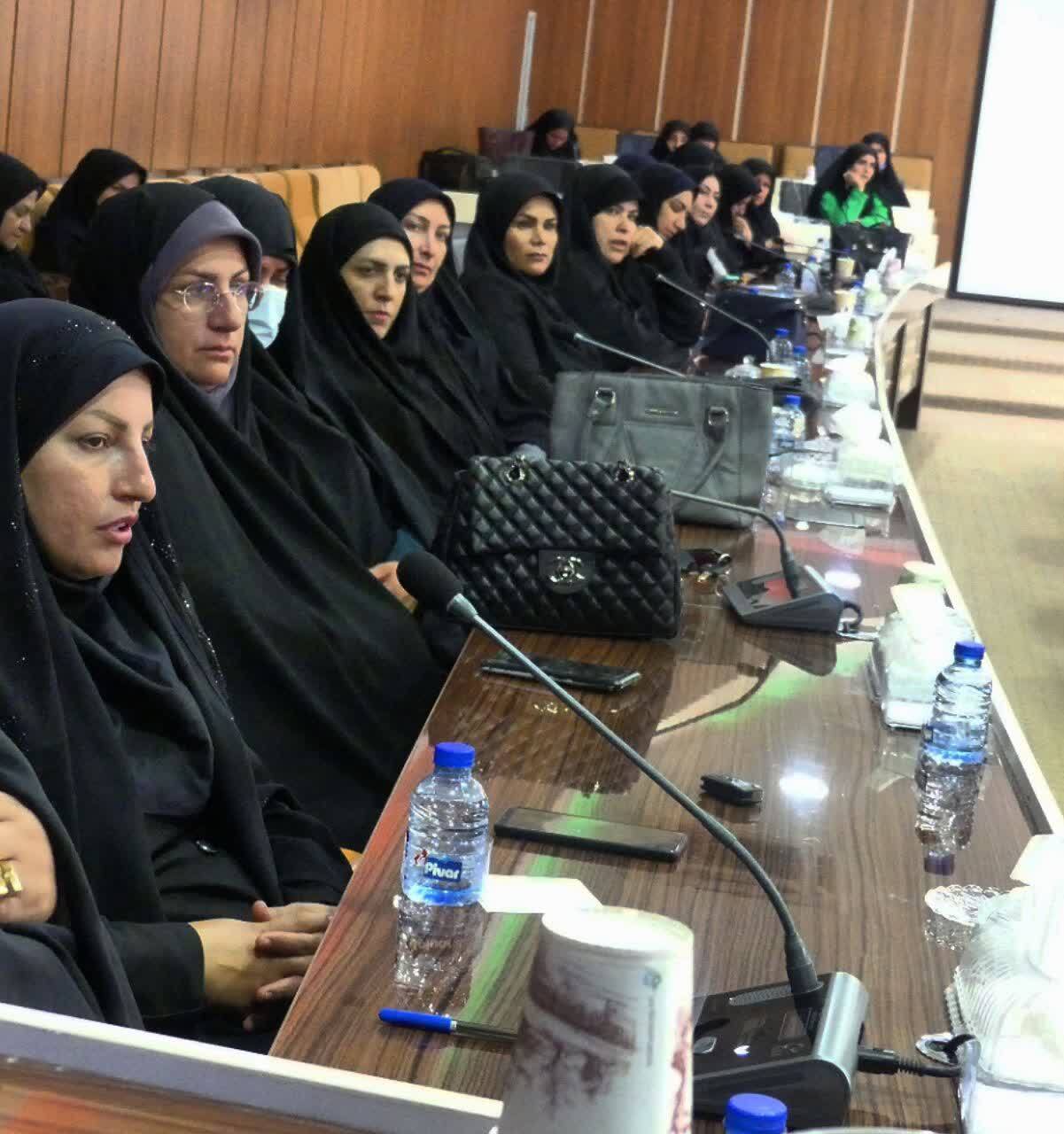 تربیت نسل تراز انقلاب اسلامی از رسالت های زنان است تربیت نسل تراز انقلاب اسلامی از رسالت های زنان است