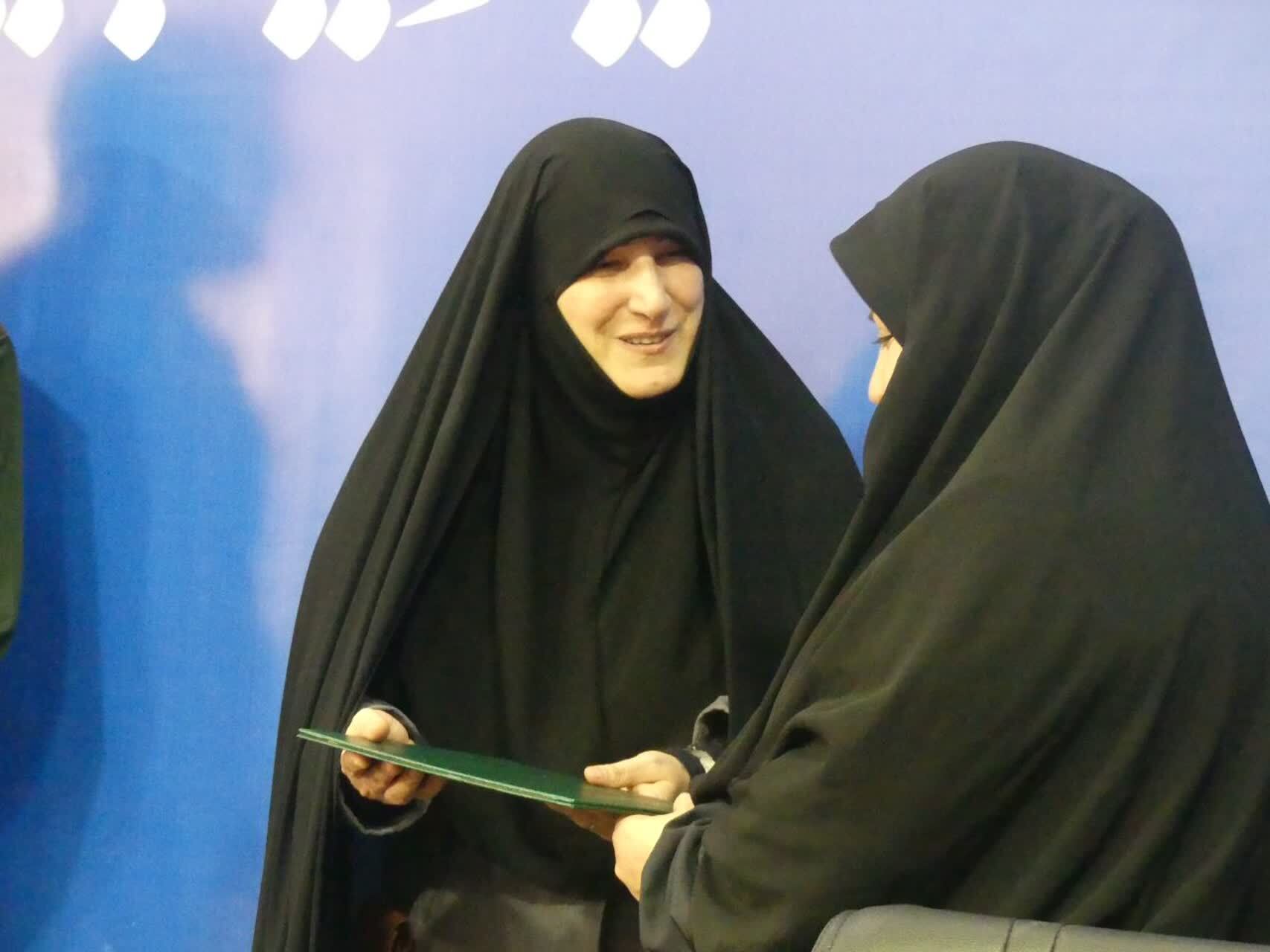 تربیت نسل تراز انقلاب اسلامی از رسالت های زنان است تربیت نسل تراز انقلاب اسلامی از رسالت های زنان است