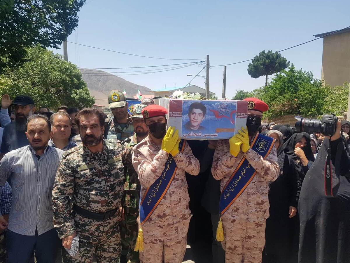 پیکر مطهر شهید دوران دفاع مقدس بر روی دستان مردم زیاران تشییع شد