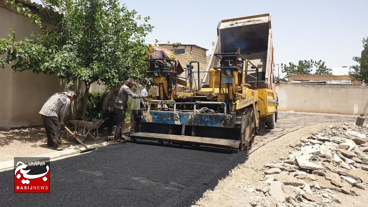 تکمیل روکش آسفالت معابر روستای ورجان به همت بسیج سازندگی سپاه سیدالشهدا(ع) قم