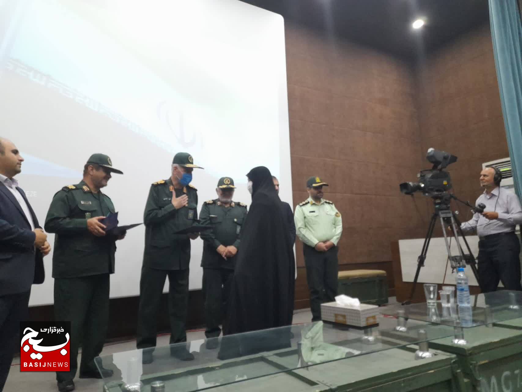 برگزاری همایش به مناسبت هفته ولایت در هیئت انصار و تجلیل از خانواده شهدا+تصاویر