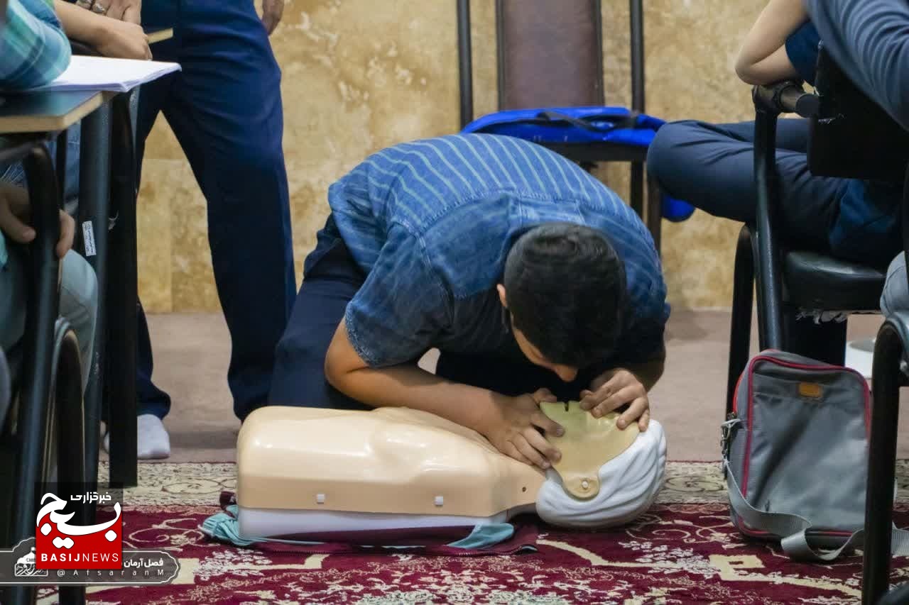 دوره آموزشی کمک‌های اولیه هلال احمر در پایگاه شهید احمدی روشن قم