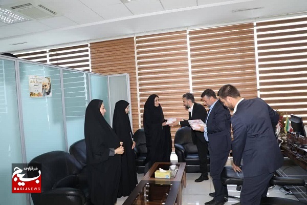 تقدیر از بانوان همکار در مدیریت وشعبه مرکزی بانک ملت با پوشش حجاب برتر با اهدا چادر
