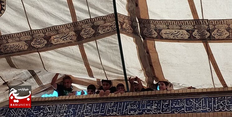 آیین چادرپوشان در سبزوار، سنت دیرینه عزاداری با قدمتی ۷۴ساله/«چاوش خوانی» بیانگر عشق و ارادت مردم این دیار به سالار شهیدان است + عکس و فیلم آیین چادرپوشان در سبزوار، سنت دیرینه عزاداری با قدمتی ۷۴ساله/«چاوش خوانی» بیانگر عشق و ارادت مردم این دیار به سالار شهیدان است + عکس و فیلم