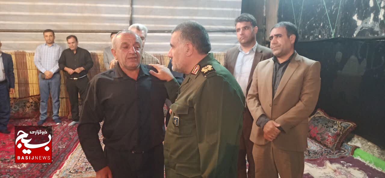 دیدار فرمانده تیپ ۴۸ با خانواده شهید آراسته / حرف های پدر از تنها فرزند شهیدش
