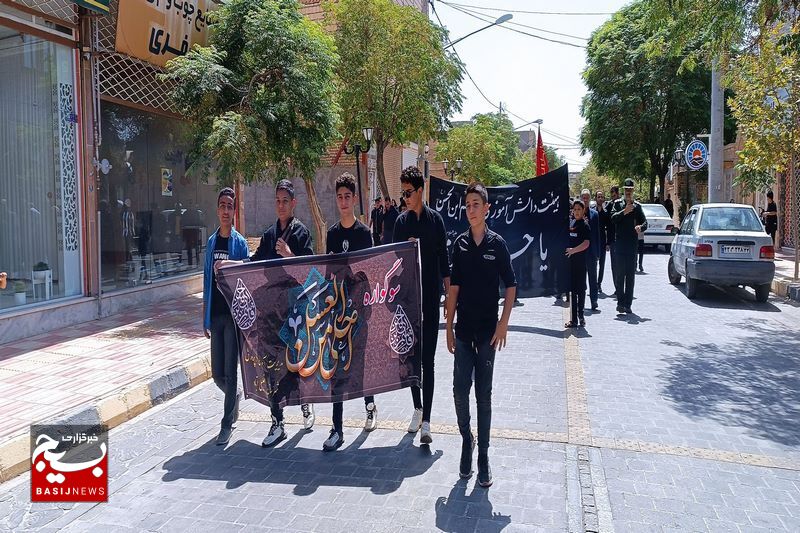 سوگواره نوجوانان حسینی در خلیل آباد برگزار شد/حضور پرشور بیش از ۵۰۰ نفر از دانش‌آموزان در حسینیه حسینی شهرستان خلیل آباد