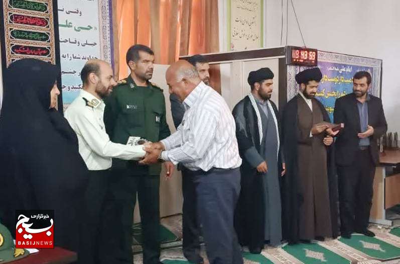 حضور جهادگران در بین مردم، نمونۀ بارز جهاد تبیین در شرایط کنونی است/ آیین تجلیل از ۴۸ جهادگر برتر شهرستان فیروزه + عکس