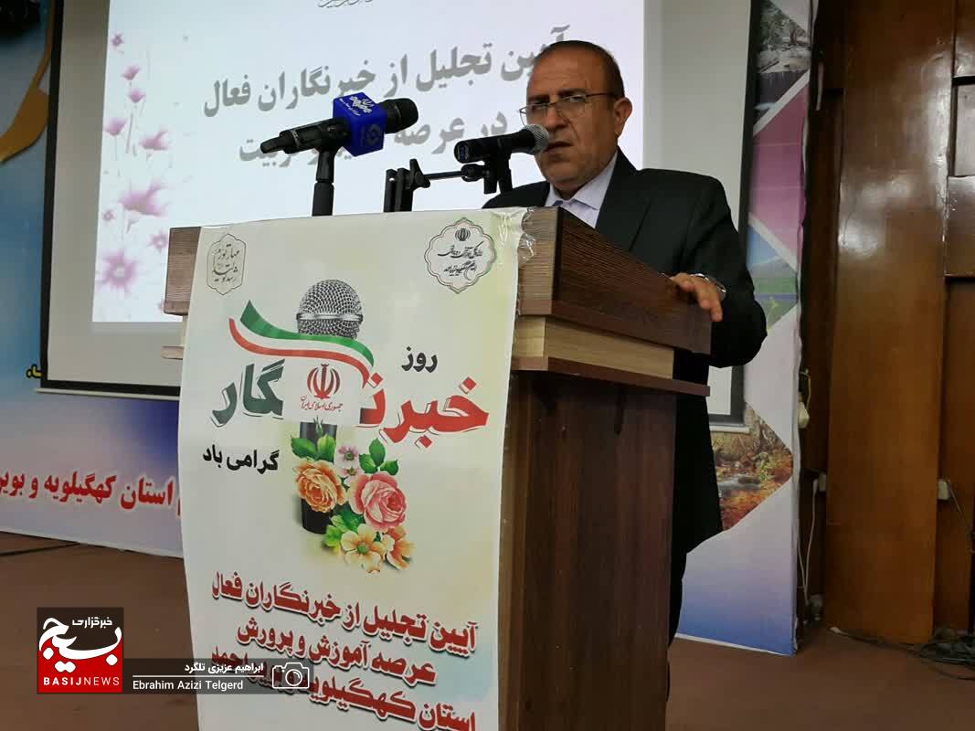 تجلیل اداره کل آموزش و پرورش استان از خبرنگاران/ عزت خواه: خبرنگاران راویان عقلانی جامعه هستند