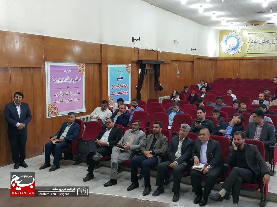 تجلیل اداره کل آموزش و پرورش استان از خبرنگاران/ عزت خواه: خبرنگاران راویان عقلانی جامعه هستند
