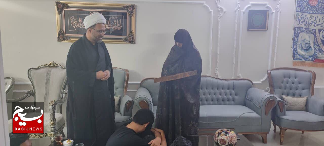 دیدار و تکریم خانواده شهید زینال زاده در مشهد دیدار و تکریم خانواده شهید زینال زاده در مشهد