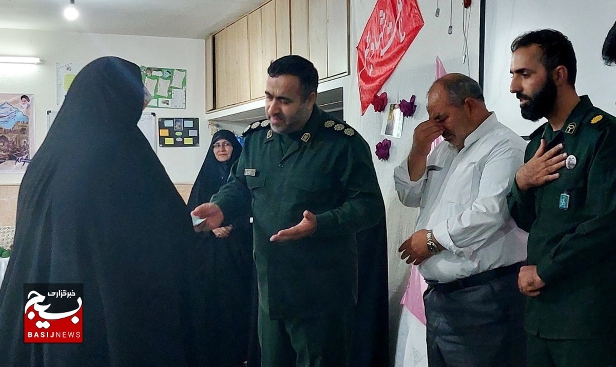 آیین تجلیل از بانوان فعال عرصه فرهنگی ناحیه ابوذر مشهد/اهدای کمک هزینه کربلا به پاس مجاهدت در عرصه عفاف و حجاب + عکس