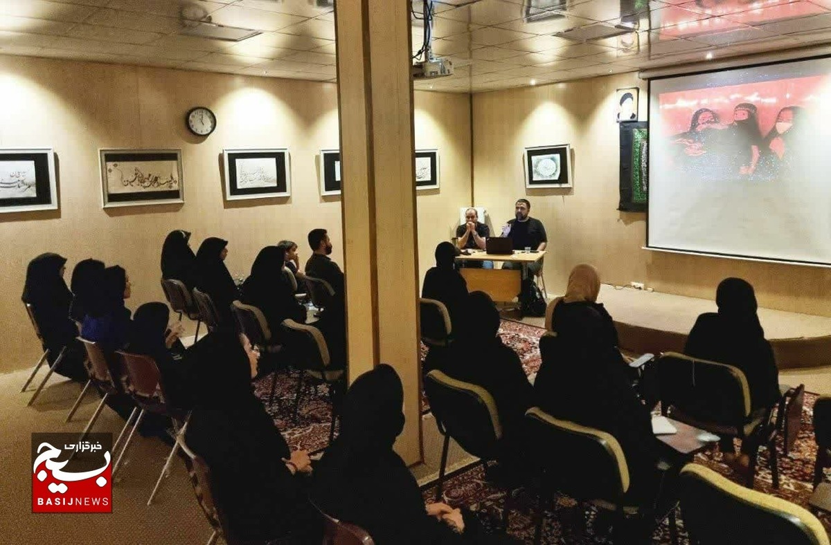 کارگاه آموزشی بررسی عکس‌های عاشورایی و سوگواره مشعل به همت سازمان بسیج هنرمندان قم برگزار شد.