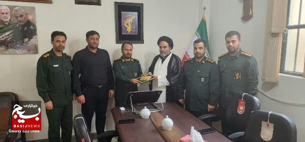 دیدار فرمانده سپاه و همکاران با امام جمعه شهرستان عسلویه دیدار فرمانده سپاه و همکاران با امام جمعه شهرستان عسلویه