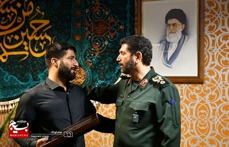 اعطای نشان آزادی ملت ایران به قهرمان شاهچراغ