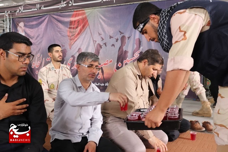 استقبال مرزبانان هنگ مرزی تایباد از زائران اربعین در مرز دوغارون + فیلم