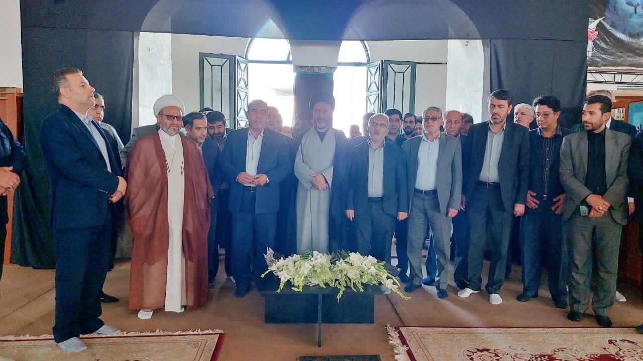آغاز برنامه های هفته دولت با آیین غبار روبی و گلباران مزار شهیدان در یاسوج