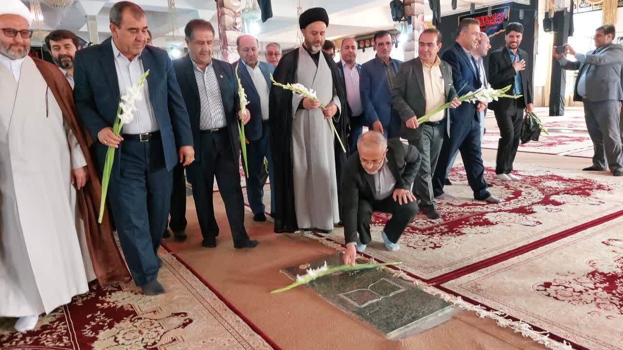 آغاز برنامه های هفته دولت با آیین غبار روبی و گلباران مزار شهیدان در یاسوج