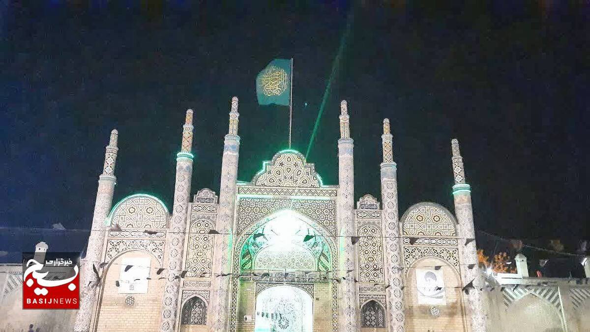 تعویض پرچم سیاه و اهتزاز پرچم سبز حرم امامزاده حسین(ع) قزوین+تصاویر 