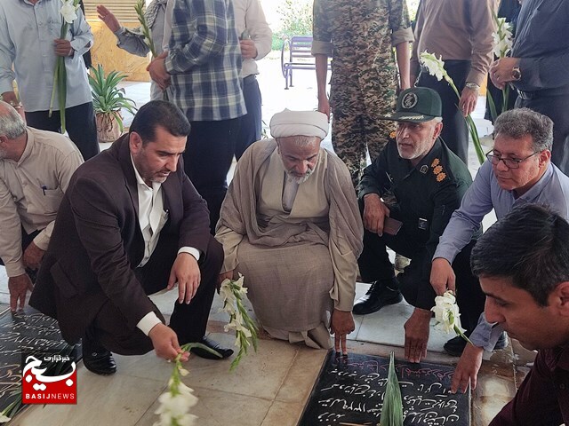 عطر افشانی قبور مطهر شهدا شهرستان دشتستان