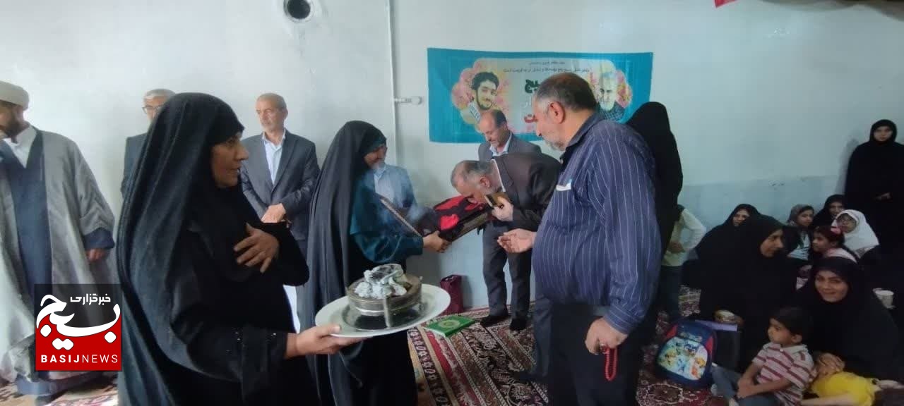 بانوان حرم ساز شهرستان فارسان ۱۲تخته فرش به ستادعتبات تحویل دادند بانوان حرم ساز شهرستان فارسان ۱۲تخته فرش به ستادعتبات تحویل دادند