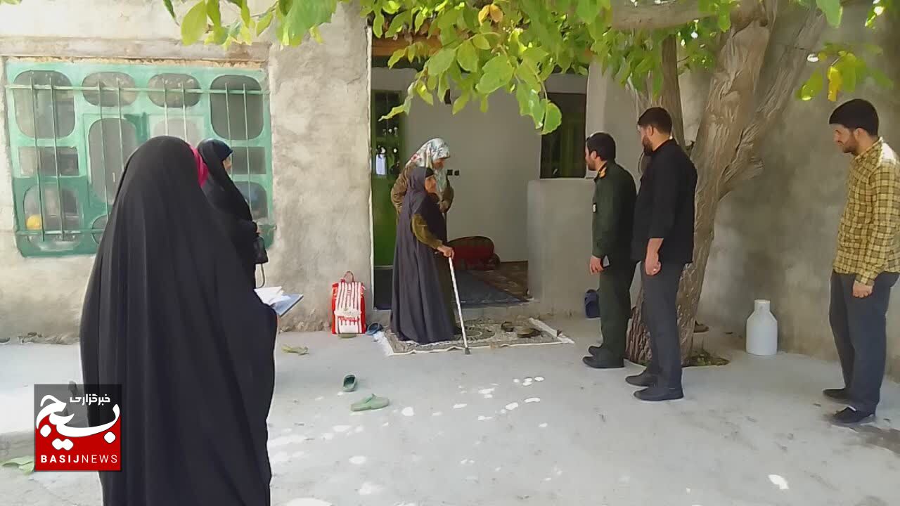 تجلیل بسیج دانش آموزی استان از مادر دو شهید در روستای ده برآفتاب یاسوج