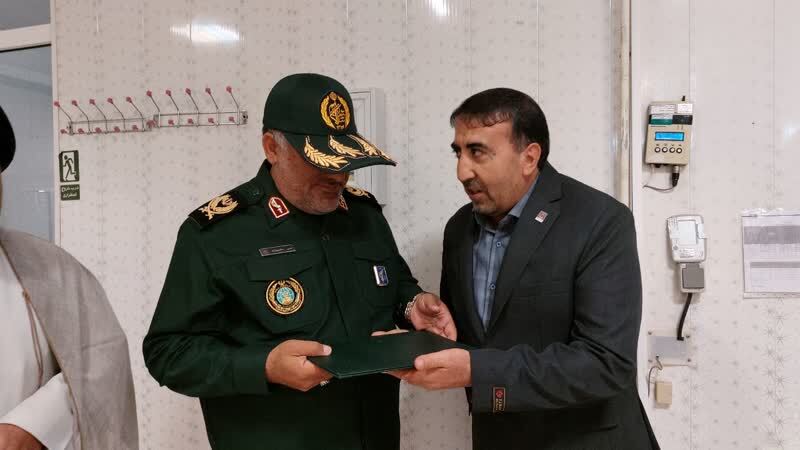 اهدای خون فرمانده و کارکنان تیپ 48 فتح به بیماران نیازمند + (تصاویر)