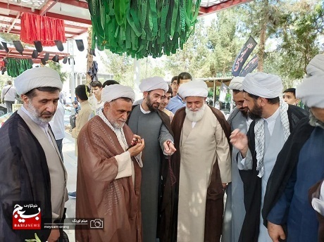 غبار رویی و عطرافشانی گلزار شهدای روحانی به مناسبت گرامیداشت هفته دفاع مقدس