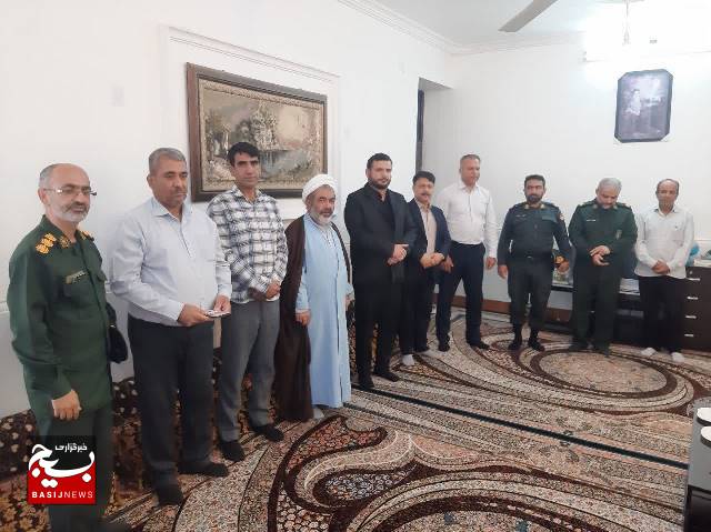 شهیدان و ایثارگران مظهر صلابت این مرزبوم هستند