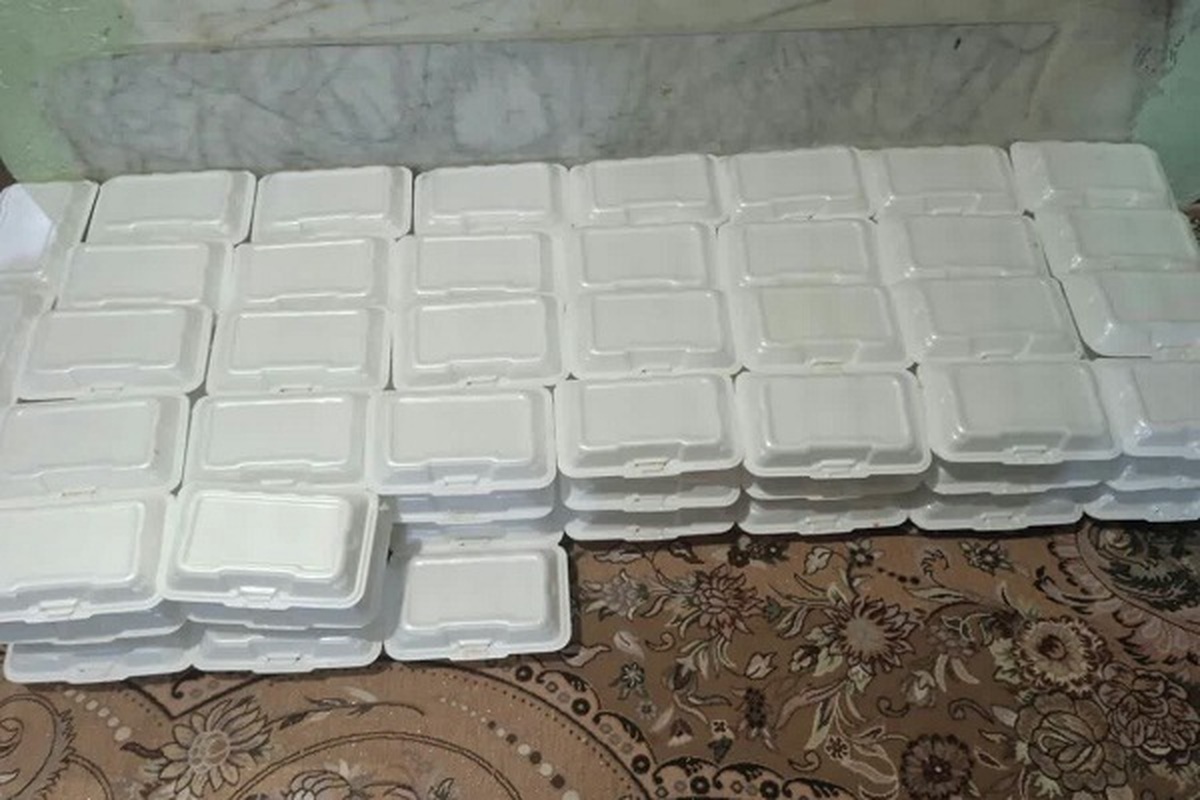 ۱۰۰ پرس غذای گرم در بین نیازمندان به نیابت از شهدا توزیع شد