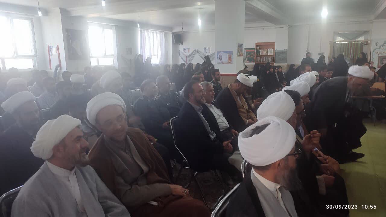عزت و افتخار ایران اسلامی ثمره خون شهدا است