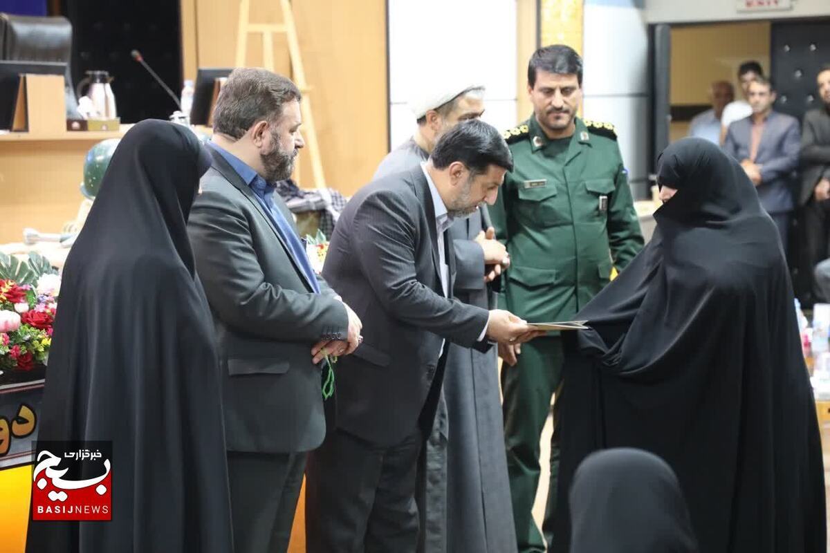 همایش «زنان اسوه مقاومت و ایثار» همزمان با هفته دفاع مقدس به همت دفتر امور زنان و خانواده استانداری قم و سازمان بسیج جامعه زنان سپاه امام علی بن ابی طالب(ع)،در قم برگزار شد