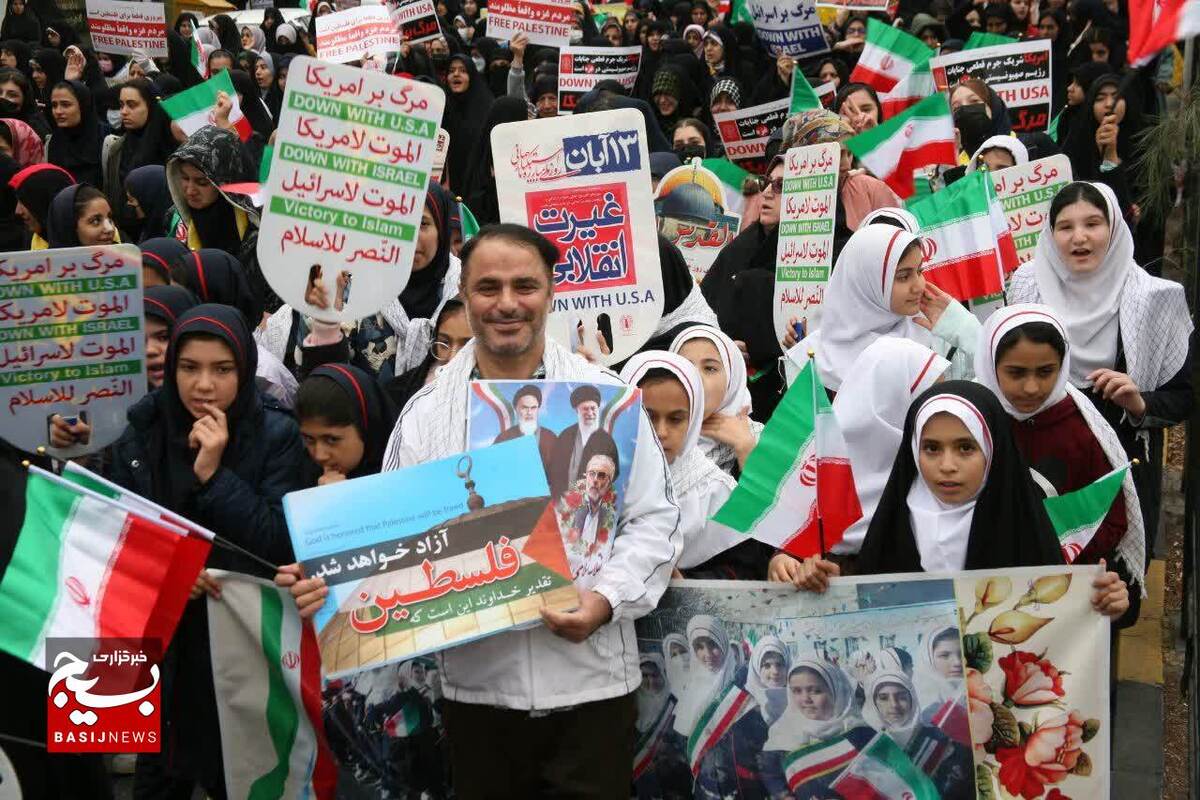 مشت های گره کرده دانش آموزان، دانشجویان و اقشار غیور قزوینی در انزجار از استکبار جهانی 