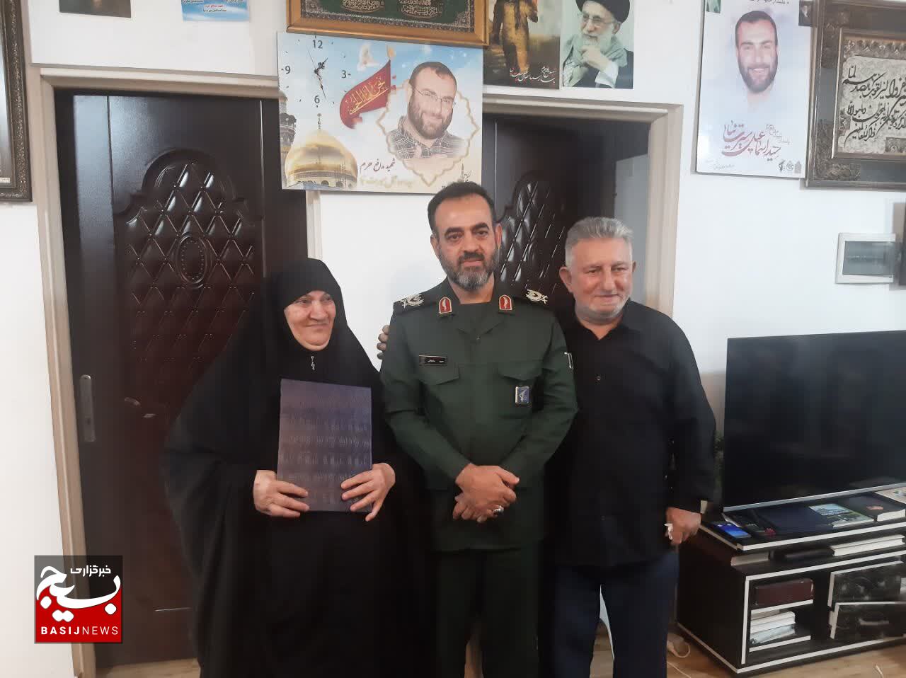 دیدار فرمانده سپاه قدس گیلان با خانواده علمدار جبهه فرهنگی گیلان؛ شهید سیرت نیا در رشت