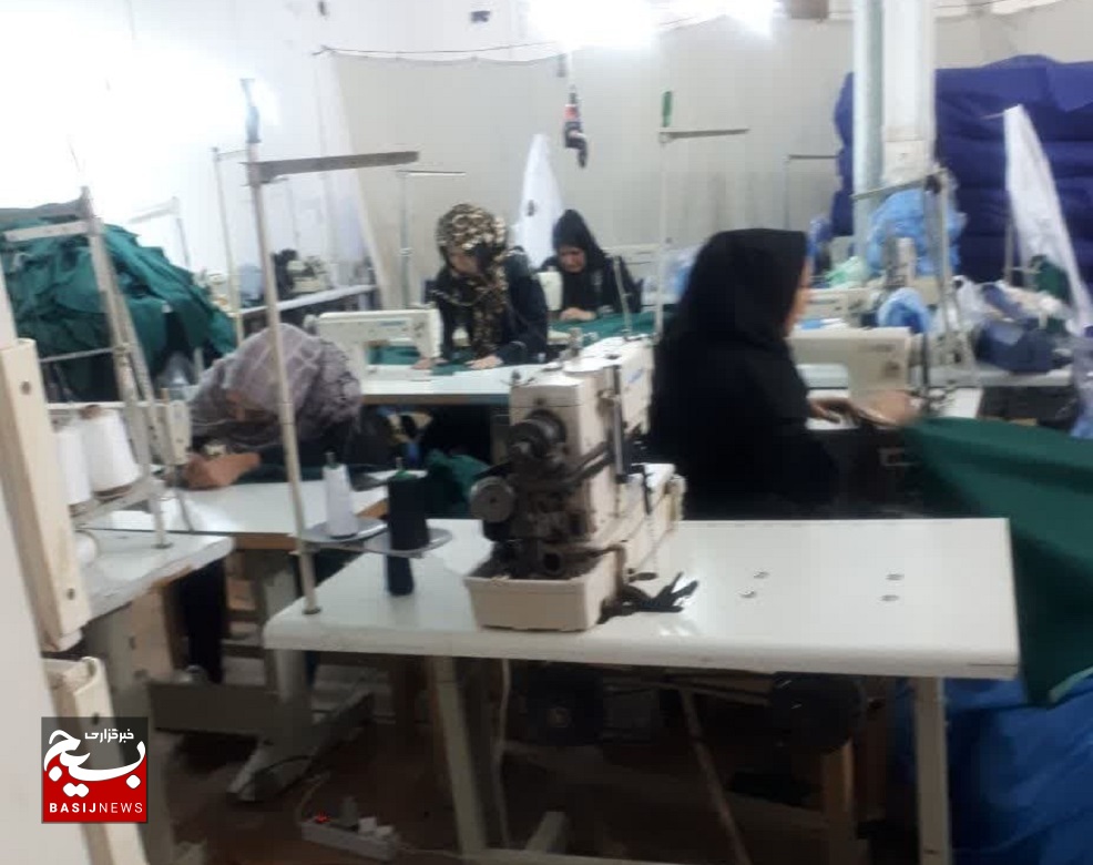 بانوی کارآفرین قمی امروز بیش از ۱۰۰۰ تا ۱۵۰۰ دست لباس تولید می کند